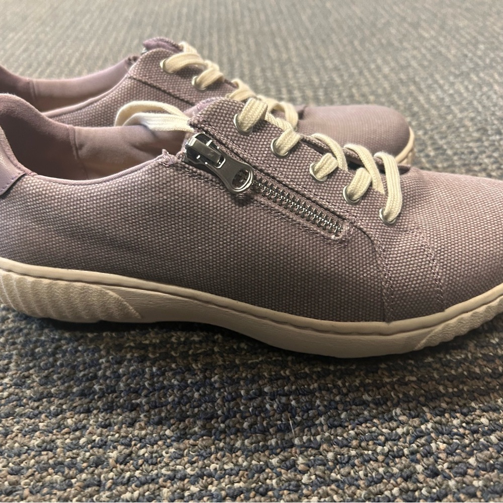 Clarks Lavender Caroline Echo Sneakers with Cream Laces and Zipper